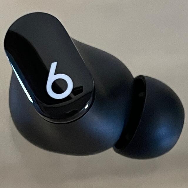 Beats by Dr Dre(ビーツバイドクタードレ)の良品★Beats Studio Buds ブラック 右耳のみ／B86 スマホ/家電/カメラのオーディオ機器(ヘッドフォン/イヤフォン)の商品写真