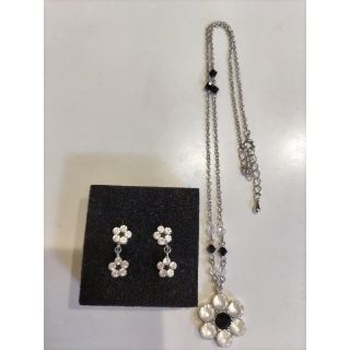 ネックレス　ピアス　モノトーン　お花(ピアス)