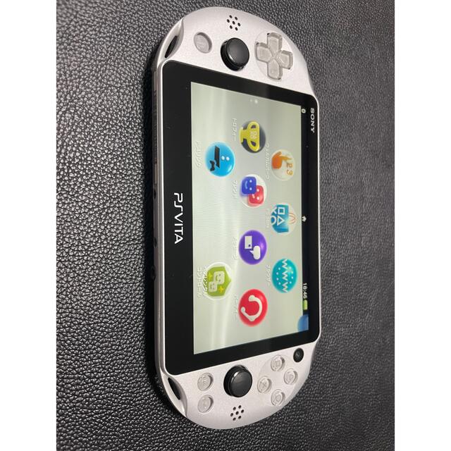 PlayStation Vita(プレイステーションヴィータ)のPS VITA シルバー エンタメ/ホビーのゲームソフト/ゲーム機本体(携帯用ゲーム機本体)の商品写真