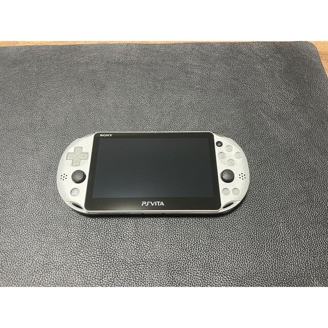 PlayStation Vita(プレイステーションヴィータ)のPS VITA シルバー エンタメ/ホビーのゲームソフト/ゲーム機本体(携帯用ゲーム機本体)の商品写真