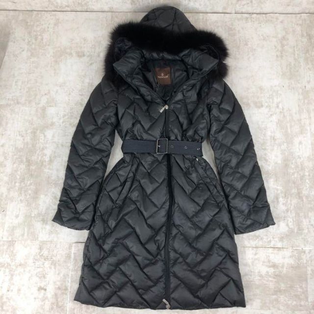 MONCLER(モンクレール)の【極美品】モンクレール　キルティング　ダウンコート　ファー　Aライン　L　黒 レディースのジャケット/アウター(ダウンコート)の商品写真