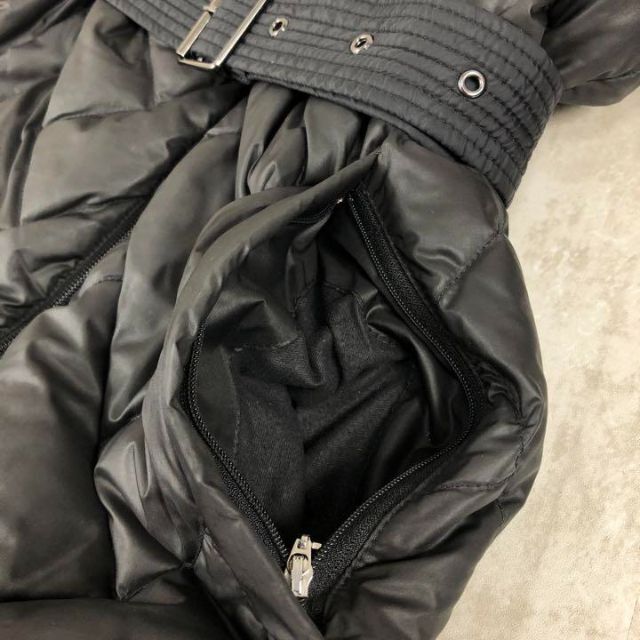 MONCLER(モンクレール)の【極美品】モンクレール　キルティング　ダウンコート　ファー　Aライン　L　黒 レディースのジャケット/アウター(ダウンコート)の商品写真