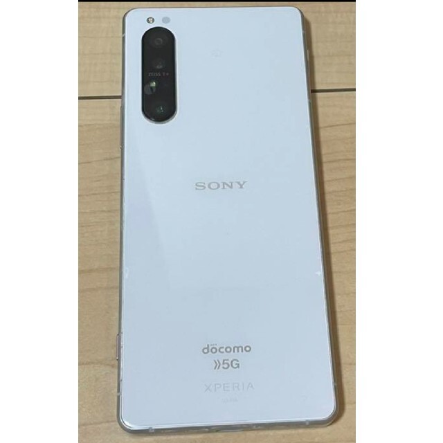 Xperia(エクスペリア)のXPERIA 1Ⅱ ホワイト SO-051A docomo ほぼ新品 スマホ/家電/カメラのスマートフォン/携帯電話(スマートフォン本体)の商品写真