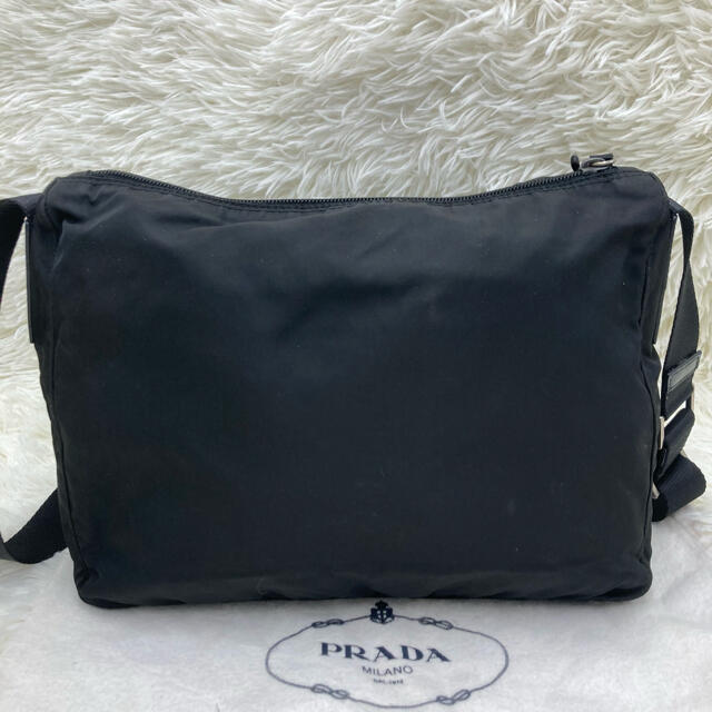 PRADA(プラダ)の美品✨　プラダ　ショルダーバッグ  ポシェット　三角ロゴ　ブラック　ナイロン レディースのバッグ(ショルダーバッグ)の商品写真