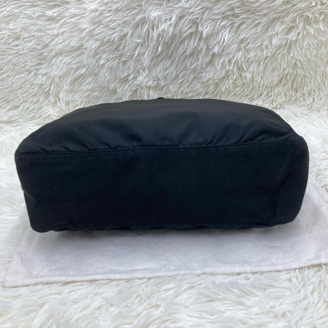 PRADA(プラダ)の美品✨　プラダ　ショルダーバッグ  ポシェット　三角ロゴ　ブラック　ナイロン レディースのバッグ(ショルダーバッグ)の商品写真