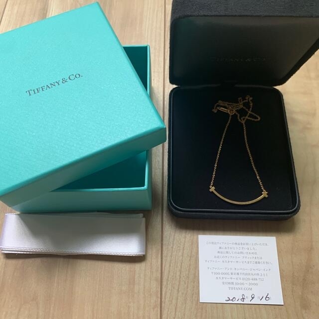 Tiffany & Co.(ティファニー)のティファニーTスマイルネックレスYGスモール Tスマイルペンダント Tシリーズ レディースのアクセサリー(ネックレス)の商品写真