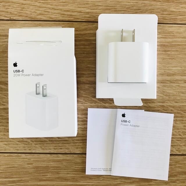 Apple(アップル)のApple 20W USB-C電源アダプタ MHJA3AM/A スマホ/家電/カメラのスマートフォン/携帯電話(バッテリー/充電器)の商品写真