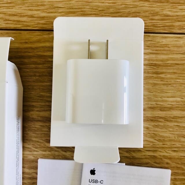 Apple(アップル)のApple 20W USB-C電源アダプタ MHJA3AM/A スマホ/家電/カメラのスマートフォン/携帯電話(バッテリー/充電器)の商品写真