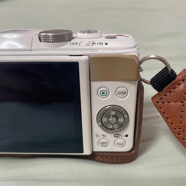 Panasonic(パナソニック)のLUMIX GF6 ホワイト　美品 スマホ/家電/カメラのカメラ(ミラーレス一眼)の商品写真