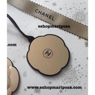 シャネル(CHANEL)のシャネルチャーム カメリア型 プラスチック製 シャンパンゴールド黒 ココマーク入(バッグチャーム)