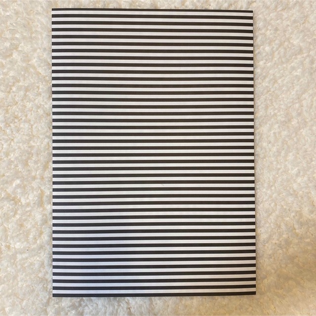 黒ギンガムチェック＆ボーダーA4デザインペーパー ハンドメイドの文具/ステーショナリー(カード/レター/ラッピング)の商品写真