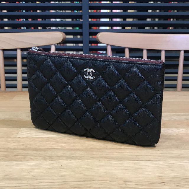 CHANEL(シャネル)の新品同様 シャネル ココマーク マトラッセ フラットポーチ ソフトキャビア 黒 レディースのファッション小物(ポーチ)の商品写真