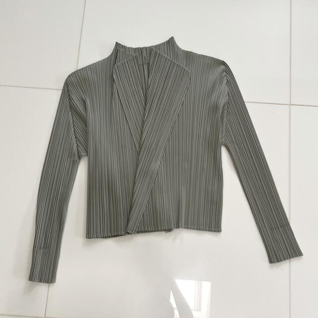 PLEATS PLEASE ISSEY MIYAKE(プリーツプリーズイッセイミヤケ)のPLEATS PLEASE   カーディガン　ほぼ未使用 レディースのトップス(カーディガン)の商品写真