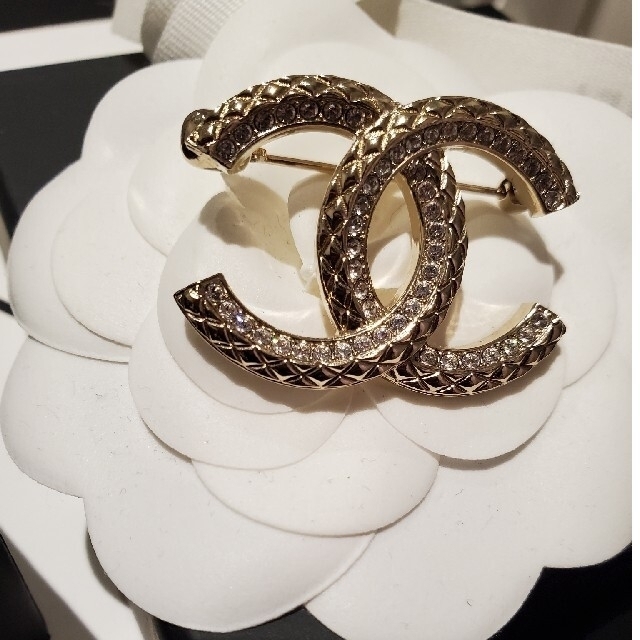 CHANEL(シャネル)のお値下げ♡シャネル♡ブローチ♡ レディースのアクセサリー(ブローチ/コサージュ)の商品写真