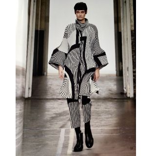 イッセイミヤケ(ISSEY MIYAKE)の美品　ISSEY MIYAKE　イッセイミヤケ　スチーム　変形　コート(ダウンコート)