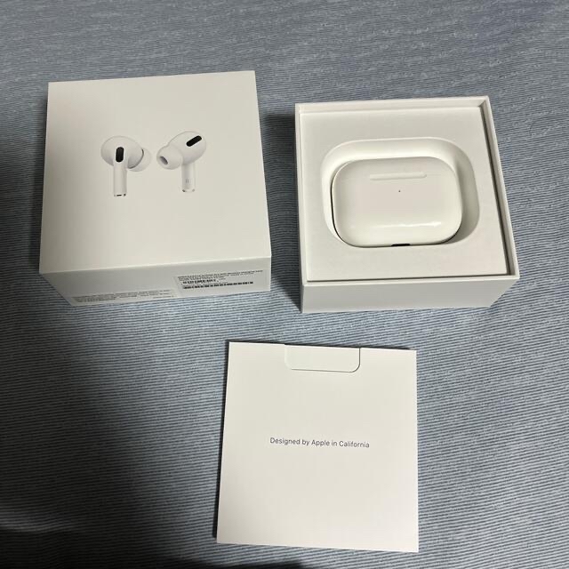 Apple(アップル)のAirPods Pro(シリコンケース付き) スマホ/家電/カメラのオーディオ機器(ヘッドフォン/イヤフォン)の商品写真