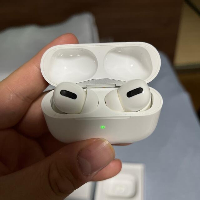 Apple(アップル)のAirPods Pro(シリコンケース付き) スマホ/家電/カメラのオーディオ機器(ヘッドフォン/イヤフォン)の商品写真