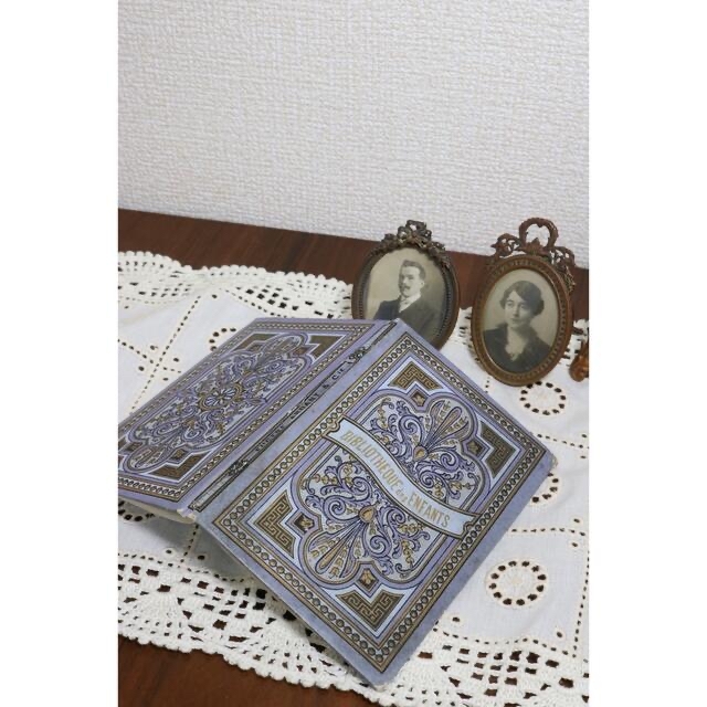 1880年代 淡いブルーと装飾が美しいアンティークミニブック