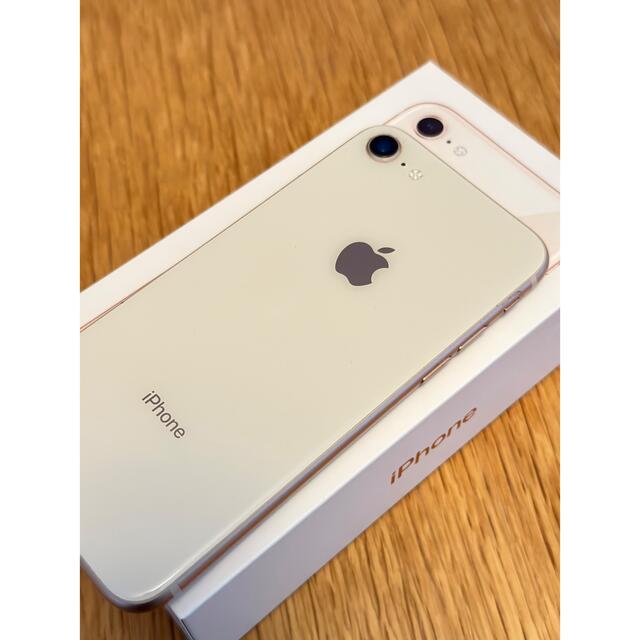 iPhone(アイフォーン)のApple iPhone8 本体64GB MQ7A2Jゴールド　docomo スマホ/家電/カメラのスマートフォン/携帯電話(スマートフォン本体)の商品写真