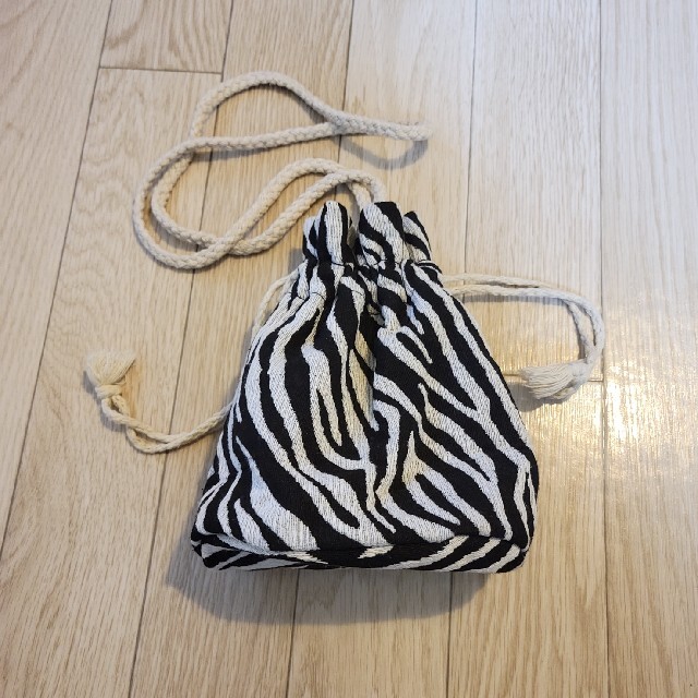 ZARA(ザラ)のゼブラ バッグ ポーチ ショルダー 巾着 レディースのバッグ(ショルダーバッグ)の商品写真