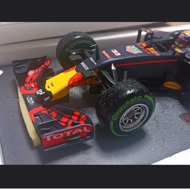 A22 レッドブル モデルカー 1/18 ブラジリアングランプリ2016