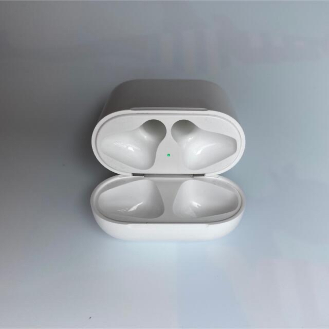 Apple(アップル)のエアーポッツ　AirPods エアーポッズ　充電ケース　充電機　充電　純正　正規 スマホ/家電/カメラのオーディオ機器(ヘッドフォン/イヤフォン)の商品写真