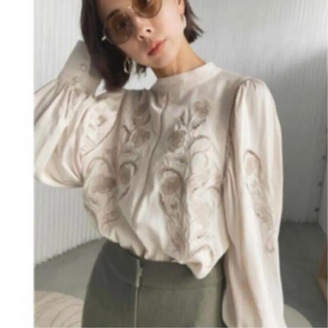 AMERI    LADY EMBROIDERY PUFF BLOUSE