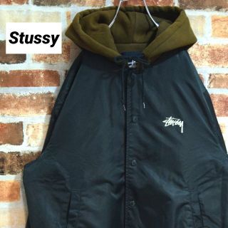 ステューシー(STUSSY)の《ステューシー》ブランドロゴ　グリーン系　Mサイズ　フード付きスタジャン(スタジャン)