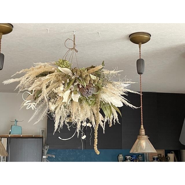 母の日キングプロテアとパンパスグラスの大きな吊り下げオブジェ　会場装花