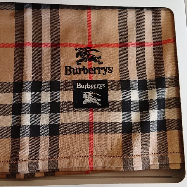 BURBERRY(バーバリー)のBURBERRY バーバリーのハンカチ  ベージュ  ノバチェック柄 ‼️  レディースのファッション小物(ハンカチ)の商品写真