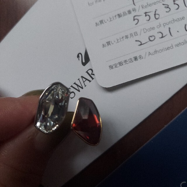 SWAROVSKI(スワロフスキー)のスワロフスキー　リング　証明書付　レッドカラー　クリアカラー レディースのアクセサリー(リング(指輪))の商品写真