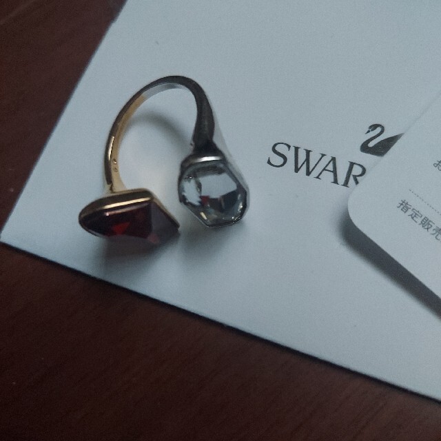 SWAROVSKI(スワロフスキー)のスワロフスキー　リング　証明書付　レッドカラー　クリアカラー レディースのアクセサリー(リング(指輪))の商品写真