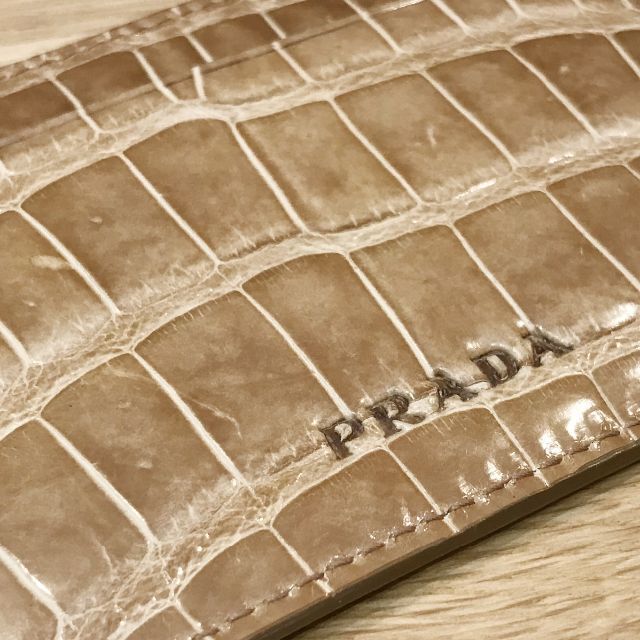 PRADA(プラダ)のふぉるてぴあの様の 未使用 プラダ カードケース パスケース ベージュ クロコ メンズのファッション小物(名刺入れ/定期入れ)の商品写真