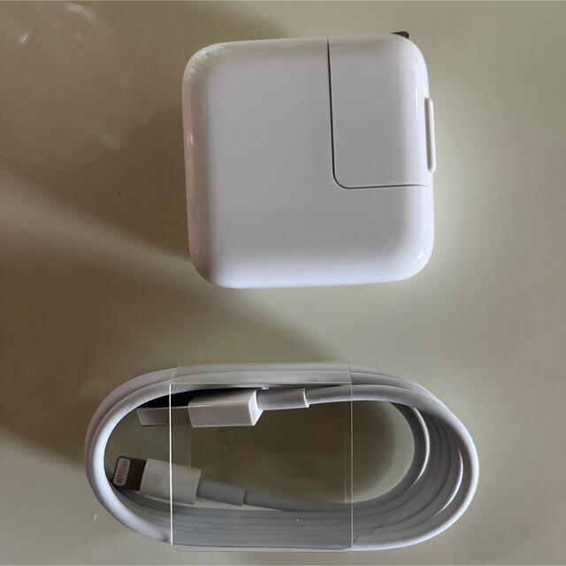 Apple(アップル)のiPad付属品 純正10w充電器 スマホ/家電/カメラの生活家電(変圧器/アダプター)の商品写真