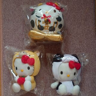 ハローキティ(ハローキティ)の干支キティぬいぐるみ　HELLO　KITTY✕ヤクルト　丑、猪、犬(キャラクターグッズ)