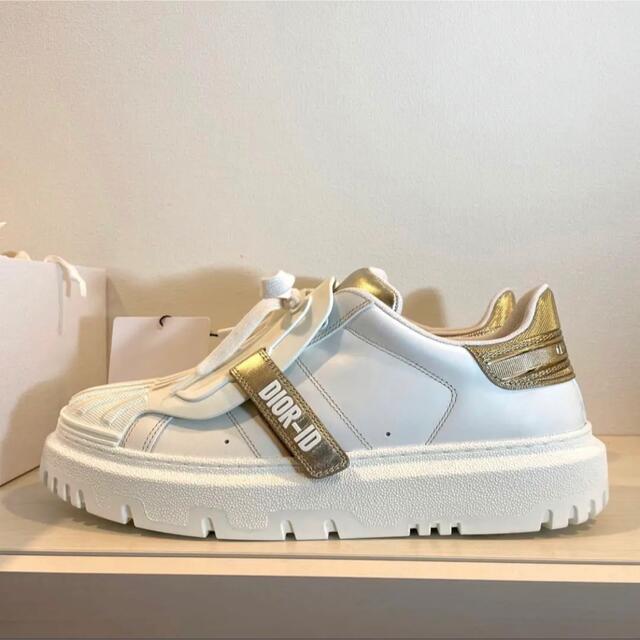 おトク情報がいっぱい! Dior Christian - 42 ホワイト×ゴールド スニーカー DIOR-ID 【新品未使用】ディオール スニーカー おトク情報がいっぱい! Dior Christian - 42 ホワイト×ゴールド スニーカー DIOR-ID 【新品未使用】ディオール スニーカー