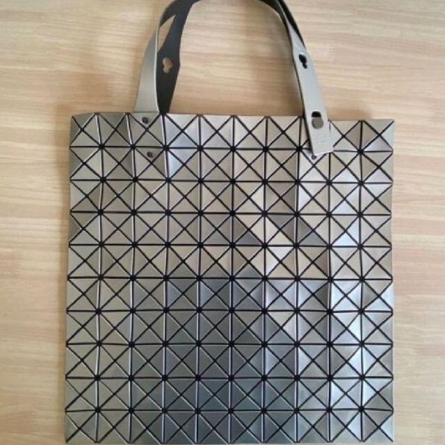 BAOBAOバオバオ　ISSEY MIYAKE シルバートートバッグ