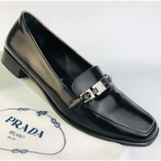 プラダ(PRADA)の美品★PRADA・レディース レザー ロゴプレート付 ローファー(351/2)(ローファー/革靴)