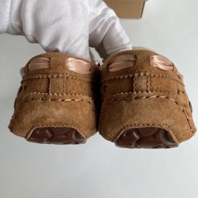 UGG(アグ)の箱付き【新品未使用品】UGG ムートンモカシン　ミネトンカ　24センチ レディースの靴/シューズ(スリッポン/モカシン)の商品写真