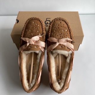 アグ(UGG)の箱付き【新品未使用品】UGG ムートンモカシン　ミネトンカ　24センチ(スリッポン/モカシン)