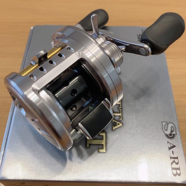 SHIMANO(シマノ)の09シマノ カルカッタコンクエスト200DC  スポーツ/アウトドアのフィッシング(リール)の商品写真