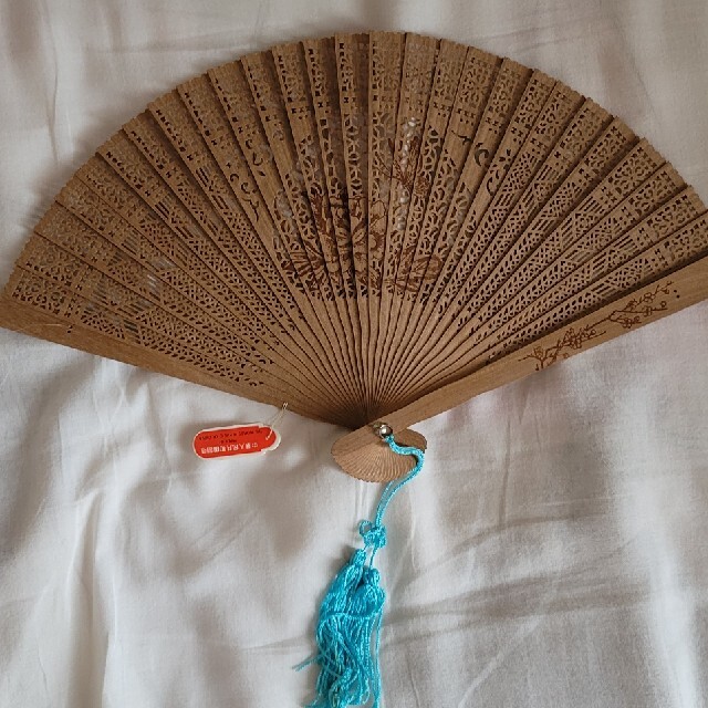 最新情報 扇子 20.5cm 白檀 透かし彫り 繊細 細工 工芸 着物 和装