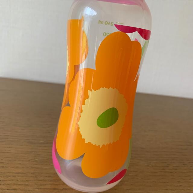 marimekko(マリメッコ)のマリメッコ　哺乳瓶　240ml 出産準備　ピンク　ベビー用品　赤ちゃん　ウニッコ キッズ/ベビー/マタニティの授乳/お食事用品(哺乳ビン)の商品写真