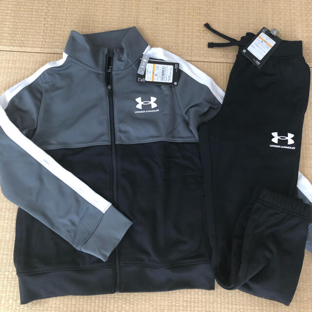 UNDER ARMOUR(アンダーアーマー)のアンダーアーマー ジャージ上下セットアップ　130cm 新品 キッズ/ベビー/マタニティのキッズ服男の子用(90cm~)(その他)の商品写真