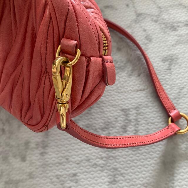 miumiu(ミュウミュウ)のmiu miu♡マテラッセピンクポシェット レディースのバッグ(ショルダーバッグ)の商品写真