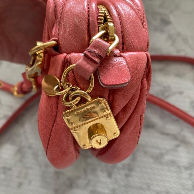 miumiu(ミュウミュウ)のmiu miu♡マテラッセピンクポシェット レディースのバッグ(ショルダーバッグ)の商品写真