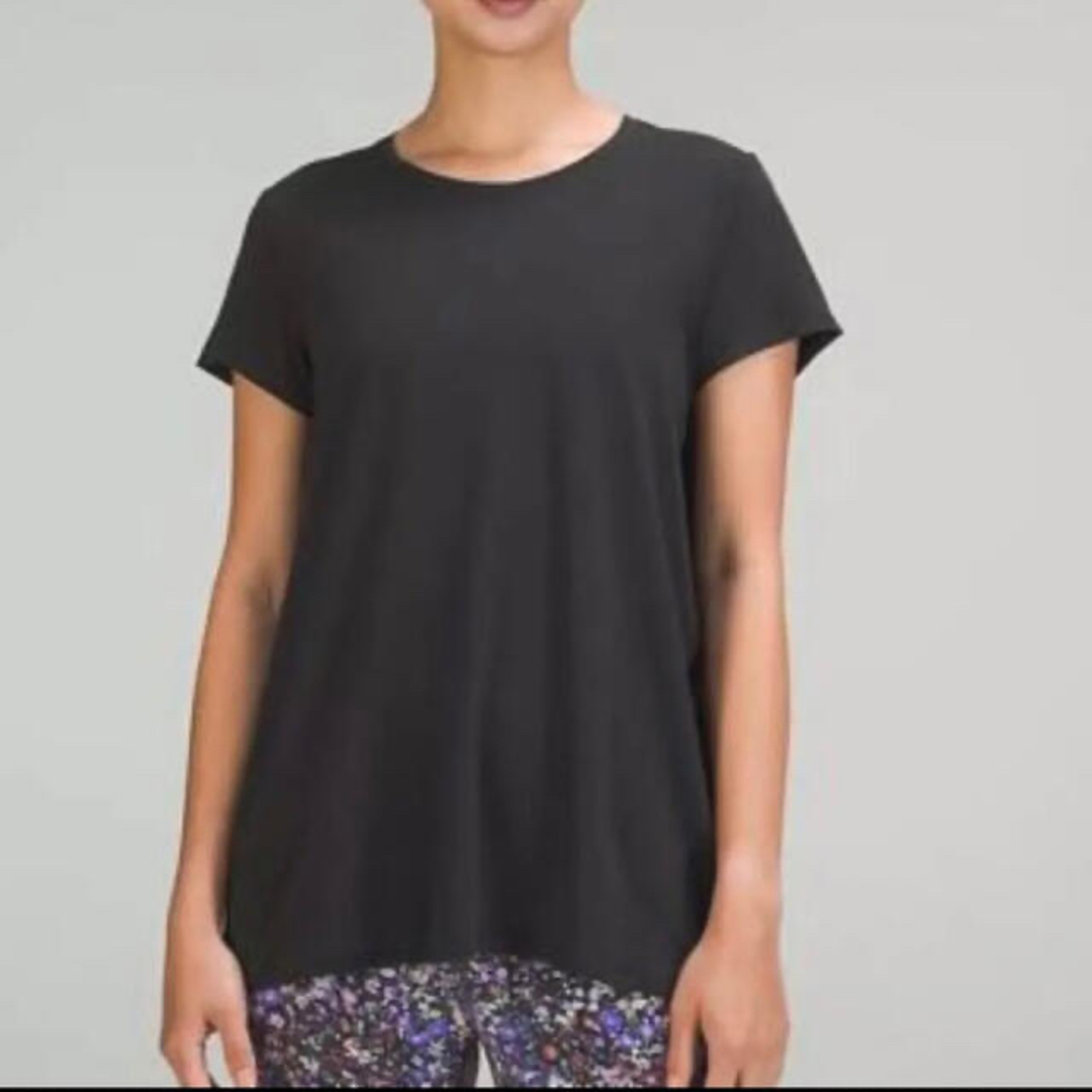 lululemon(ルルレモン)のルルレモン新品タグ付　大人気の背中があいたブラック半袖Tシャツ レディースのトップス(Tシャツ(半袖/袖なし))の商品写真