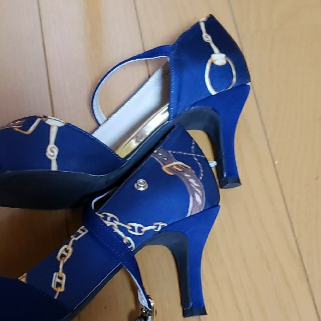 ブルー ヒール ストラップ パンプス レディースの靴/シューズ(ハイヒール/パンプス)の商品写真
