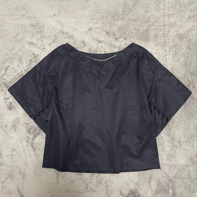 【美品】ADORE クリアコットンバックチェーン付きブラウス 38 ネイビー 通販卸し売り ADORE ブラウス ネイビー 38 Tシャツ/カットソー(七分/長袖)