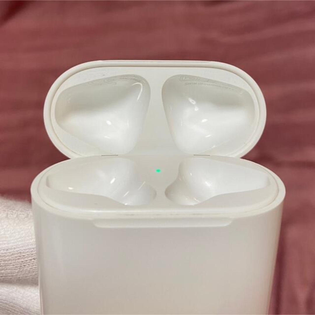 Apple(アップル)のエアーポッツ　AirPods エアーポッズ　充電ケース　充電機　充電　純正　正規 スマホ/家電/カメラのオーディオ機器(ヘッドフォン/イヤフォン)の商品写真